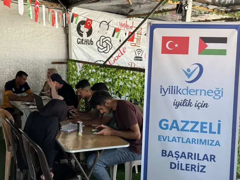 Gazze’de sınava giren öğrencilere destek